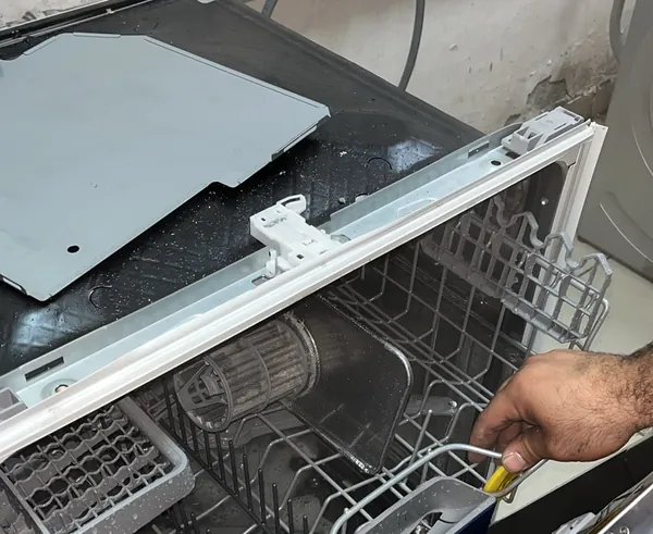 Atölyede bulaşık makinesinin filtresi ve sepetleri kontrol ediliyor